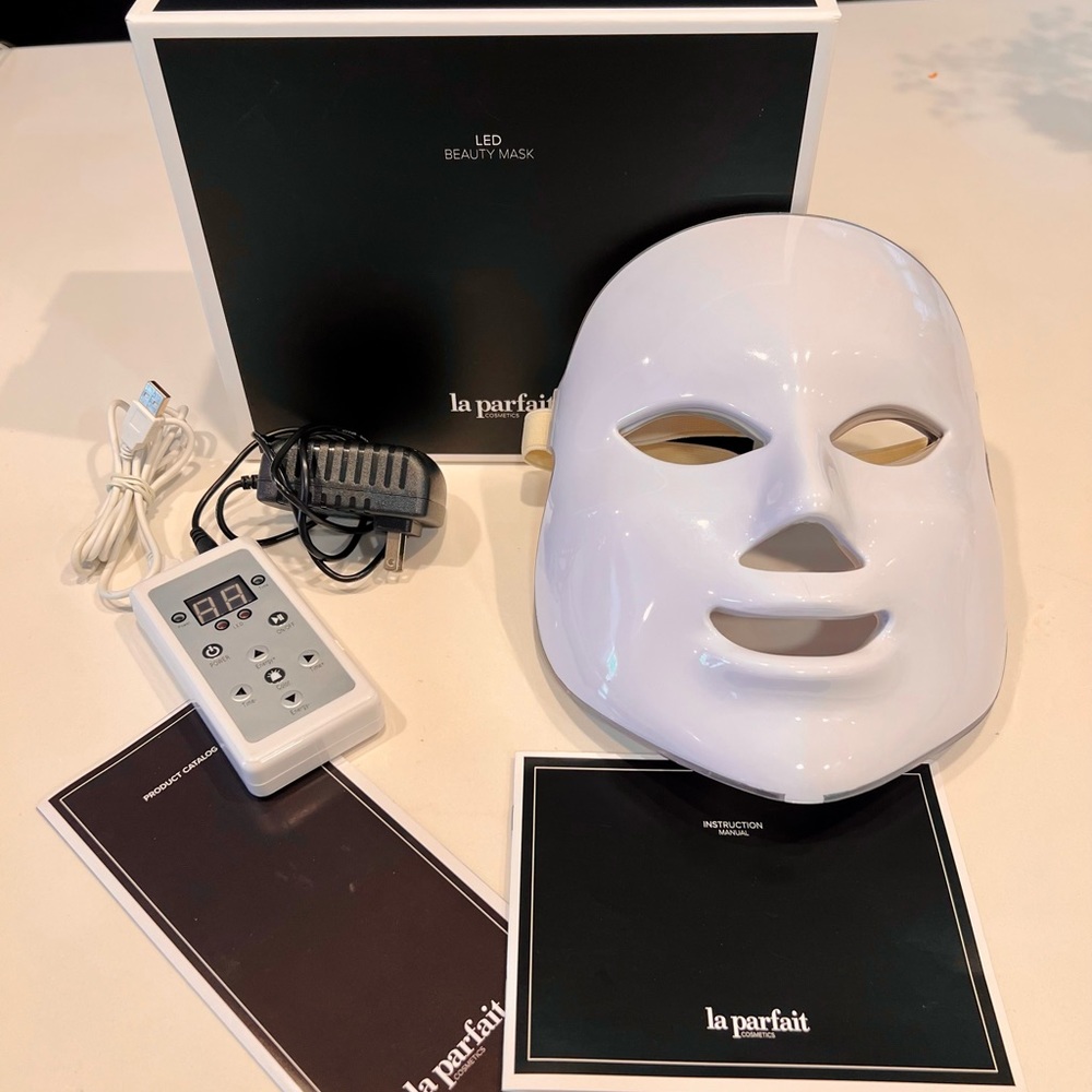 LA PARFAIT COSMETICS LED BEAUTY MASK